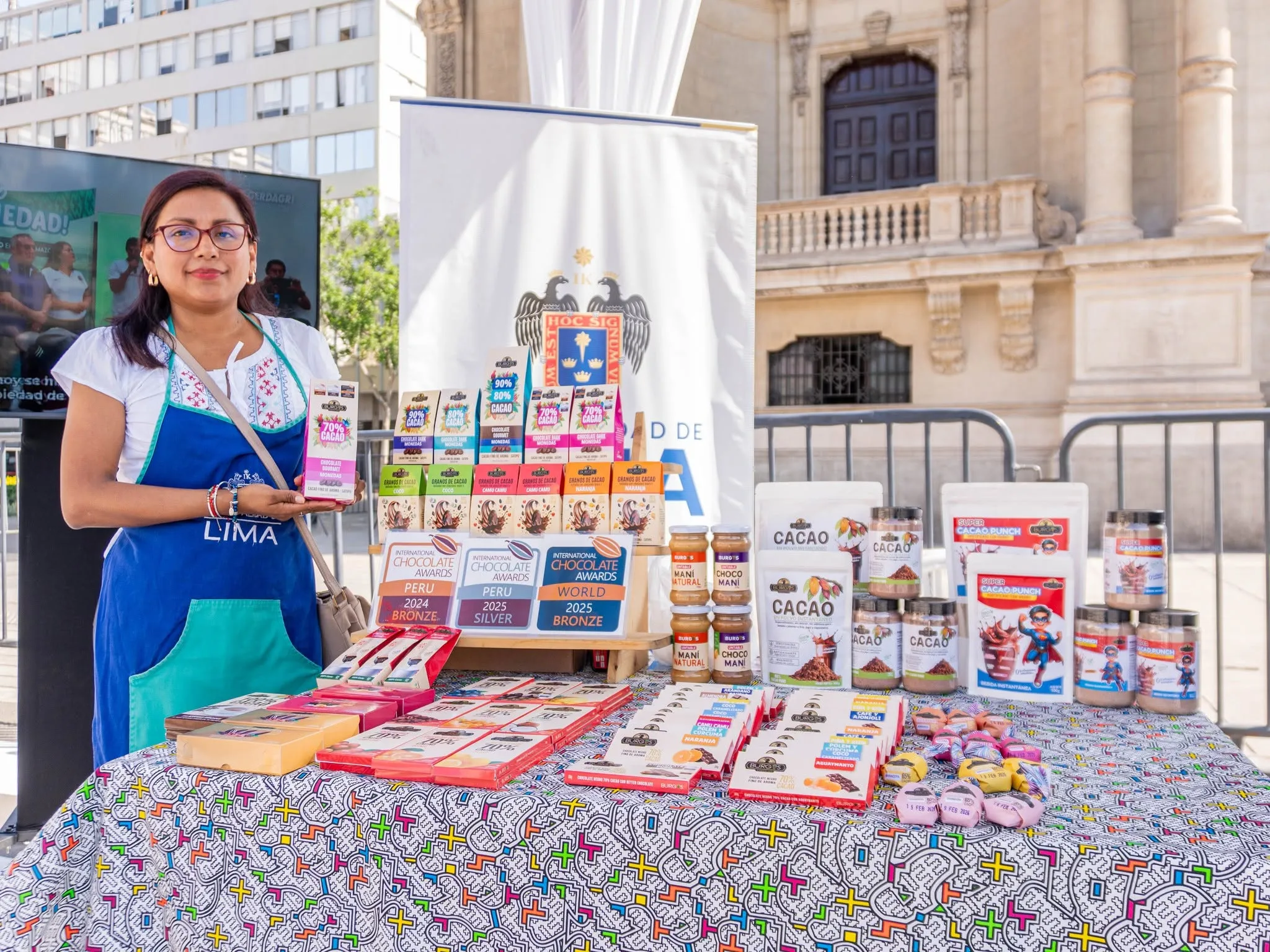 Equipo de inteligencia comercial trabajando con datos de mercado